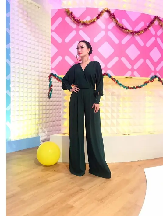 “Kalau penampilannya oke jadi orang bisa menghargai, kalau kita biasa aja pas perform kan diginiin, 'masa artis begini begitu'," tambahnya menerangkan. (Instagram/zaskia_gotix)