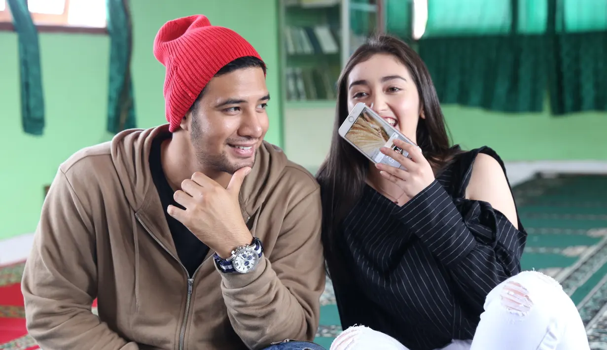 "Saya sempet iri liat yang namanya Hanung yang ngajinya bagus banget. Hafal 30 juz,luar biasa banget," ujar Ammar Zoni. (Nurwahyunan/Bintang.com)