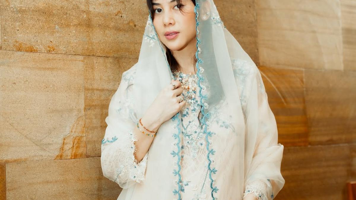 Gaya Adinda Thomas di Tasyakuran 4 Bulan Kehamilan, Anggun Pakai Nude Embroidery Dress dan Veil Biru Pastel