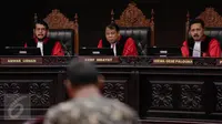Ketua Mahkamah Konstitusi Arief Hidayat (tengah) didampingi hakim MK Anwar Usman, I Dewa Gede Palguna dan Patrialis Akbar saat sidang Uji Materi UU KPK di Gedung MK, Jakarta, Selasa (30/6/2015). (Liputan6.com/Faizal Fanani)