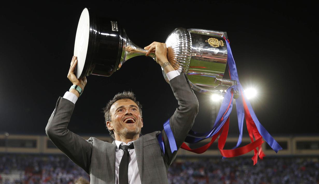 Pelatih Barcelona, Luis Enrique, mengangkat trofi Copa Del Rey usai mengalahkan Alaves pada laga final di Stadion Vicente Calderon, Madrid, Sabtu (27/5/2017). Barcelona menang 3-1 atas Alaves. (AP/Daniel Ochoa)