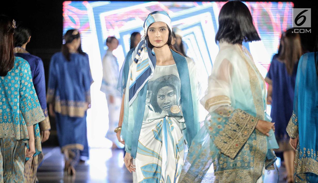 Model membawakan koleksi desainer Ghea Panggabean dalam acara budaya perempuan Supreme Indonesia di Silang Monas, Jakarta, Selasa (31/7). Koleksi Ghea ditampilkan dengan tema terinspirasi dari daun argan yang menjadi pohon. (Liputan6.com/Faizal Fanani)