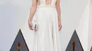 Aktris Olivia Wilde tampil seksi pada red carpet Oscar 2016 dalam gaun off white berpotongan dada rendah koleksi Valentino Haute Couture, di Hollywood & Highland Center, Hollywood, California, Minggu (28/2). (REUTERS/Lucy Nicholson)