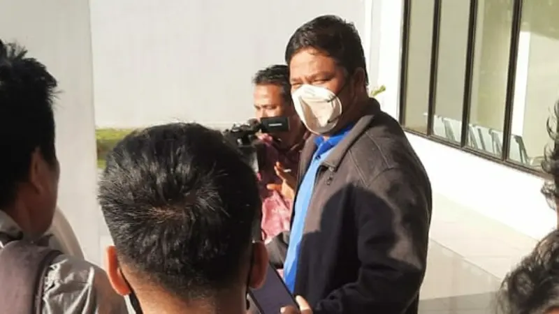 Bupati Kuansing Andi Putra ketika keluar dari Polda Riau untuk dibawa penyidik KPK ke Jakarta.