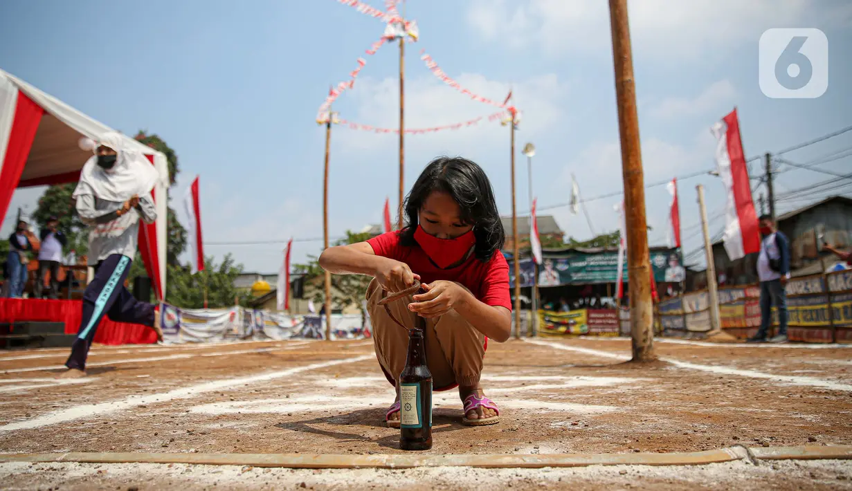 Seorang anak ikut serta dalam lomba menangkap belut dengan menerapkan protokol Kesehatan di kawasan Pondok Cabe IV, Tangerang Selatan, Senin (17/8/2020). Lomba tersebut digelar untuk menyemarakkan HUT ke-75 Kemerdekaan Republik Indonesia. (merdeka.com/Faizal Fanani)
