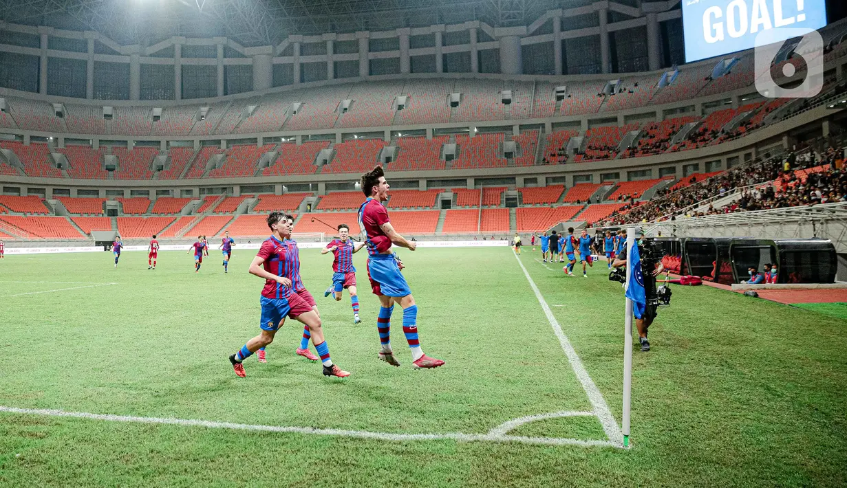 Pemain Barcelona U-18 Xavier Moreno Hernandez melakukan selebrasi usai mencetak gol ke gawang Altetico Madrid U-18 pada pertandingan International Youth Championship (IYC) 2021 di Jakarta International Stadium (JIS), Jakarta, Selasa (19/4/2022). Barcelona U-18 menang 1-0.(Liputan6.com/Faizal Fanani)