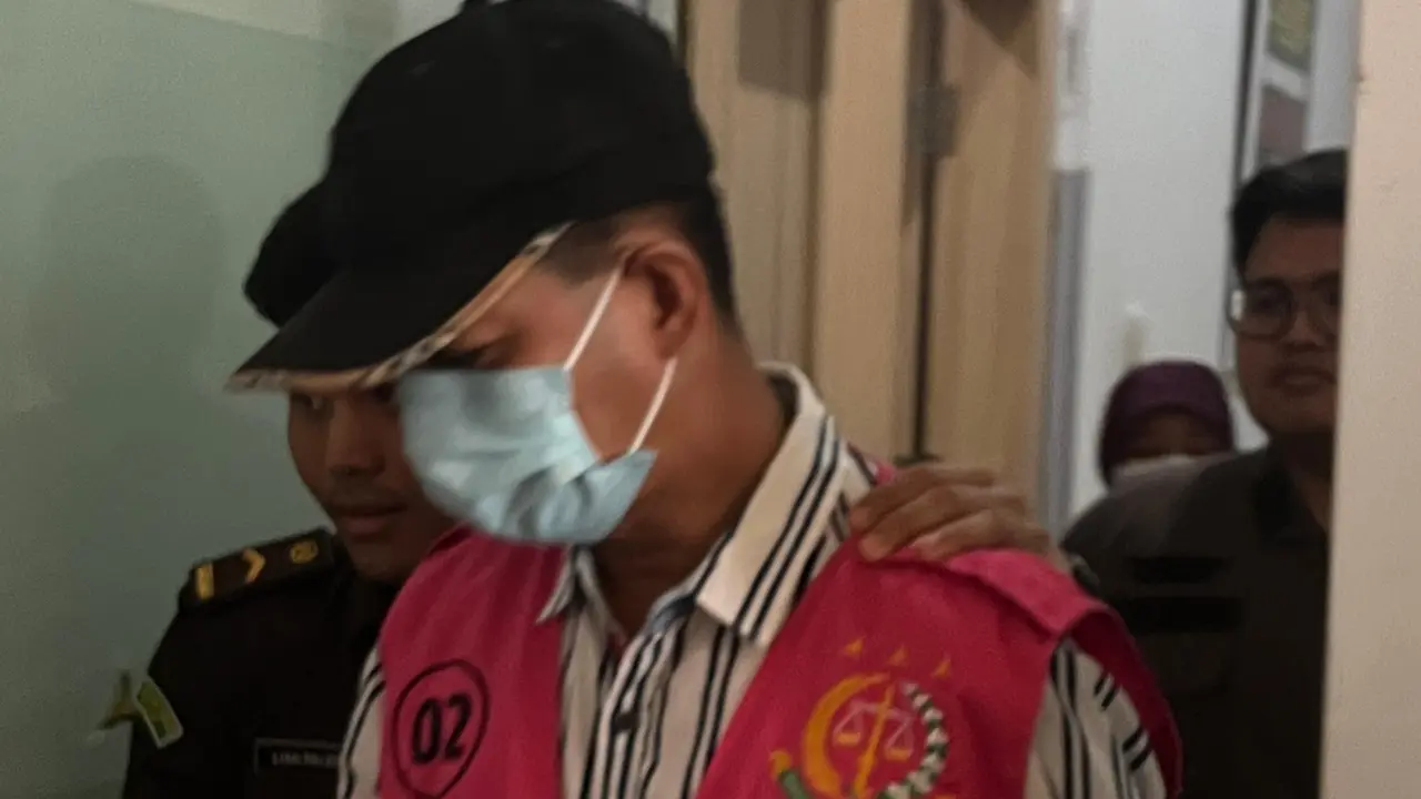 Kepala Dinas Pendidikan Kabupaten Rokan Hilir ditahan karena menjadi tersangka korupsi pembangunan sekolah.