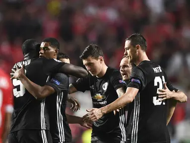 Para pemain Manchester United merayakan gol yang dicetak oleh Marcus Rashford ke gawang Benfica pada laga Liga Champions di Stadion Luz, Kamis (19/10/2017). Manchester United menang 1-0 atas Benfica. (AFP/Patricia De Melo Moreira)