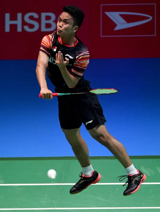 Tunggal putra Indonesia, Anthony Sinisuka Ginting mengembalikan kok ke tunggal putra Jepang, Kento Momota pada babak perempat final Jepang Terbuka 2019 di Tokyo, Jumat (26/7/2019). Anthony Ginting tersingkir setelah kalah dengan skor 13-21, 22-20 dan 15-21. (TOSHIFUMI KITAMURA/AFP)