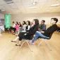 KIAT MANULIFE BESARKAN AGEN: Trainer sedang memberikan motivasi ke para agen PT Asuransi Jiwa Manulife Indonesia di Jakarta, akhir pekan lalu. Dengan membekali para agen atau life planner melalui berbagai platform digital, dan memberikan perubahan sistem kompensasi, jumlah agen Manulife tumbuh cepat. Jika tahun 2020 masih 5.978 orang, tahun 2022 hingga September telah mencapai 8.589 agen.