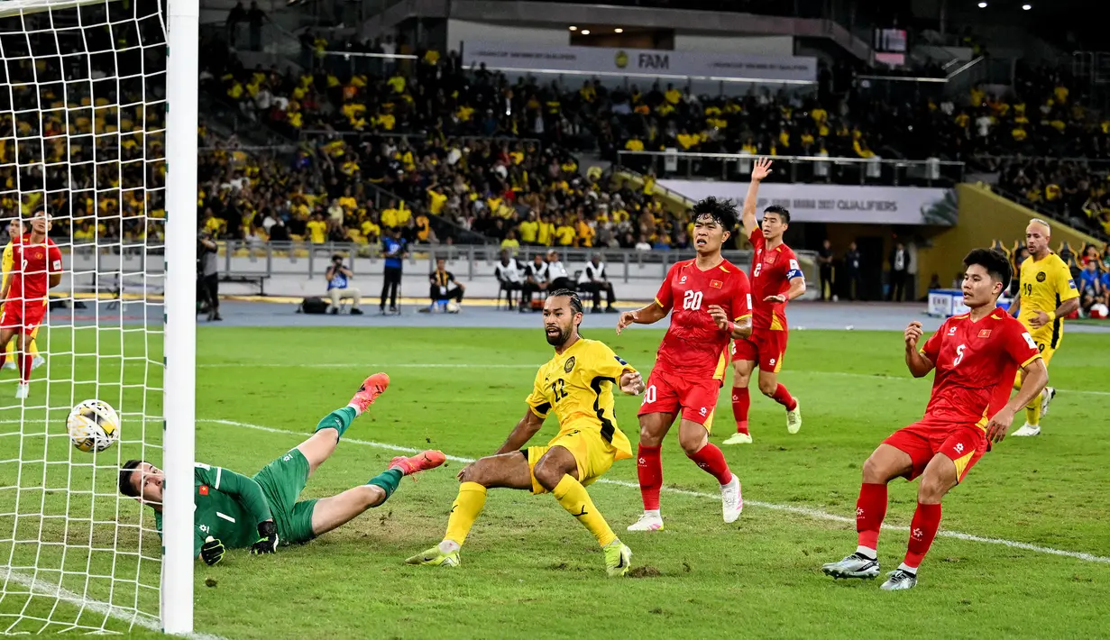Pemain Malaysia, La'Vere Corbin-Ong mencetak gol ke gawang Vietnam dalam laga Grup F Kualifikasi Piala Asia 2027 di Stadion Nasional Bukit Jalil, Kuala Lumpur, Malaysia, Selasa (10/06/2025). (AFP/Mohd Rasfan)
