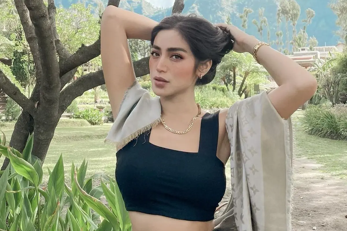 6 Ide Padu Padan Crop Top ala Jessica Iskandar