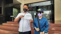 Korban pemerkosaan oleh WN Tiongkok dan pengacaranya, Prabowo, mendatangi Polda Metro Jaya hari ini, Senin (27/6/2022) untuk berkirim surat ke Kapolda Metro Jaya, Irjen Fadil Imran. (Liputan6.com/Ady Anugrahadi)