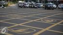 Yello Box Junction berlambang burung dikawasan Harmoni, Jakarta, Rabu (27/4/2016). Yellow box junction tersebut merupakan bagian dari program corporate social responsibility (CSR) dari Blue Bird. (Liputan6.com/Faizal Fanani)