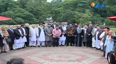 Presiden Joko Widodo atau Jokowi menerima delegasi dari Dewan Tinggi Perdamaian Afghanistan di Istana Bogor, Jawa Barat.