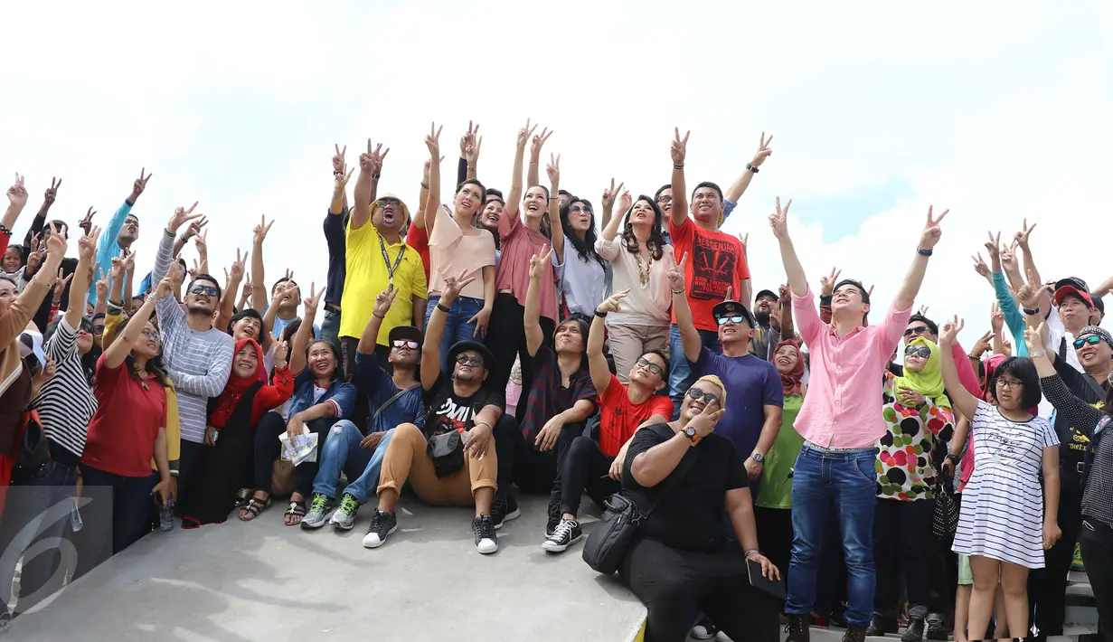 Sejumlah artis dan relawan pendukung  Ahok dan Djarot syuting video klip untuk Ahok di RPTRA Kalijodo, Jakarta, Kamis (5/1). Video klip ini dibuat sebagai bentuk dukungan untuk Ahok dan Djarot. (Liputan6.com/Herman Zakharia)