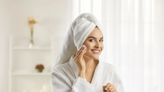 4 Beauty Hacks Memanfaatkan Exfoliating Toner yang Wajib Dicoba