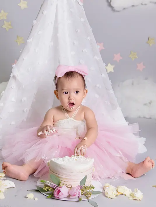 Selain tersenyum, Alita juga terlihat menggemaskan saat sedang bengong. (Foto: instagram.com/alicenorin)