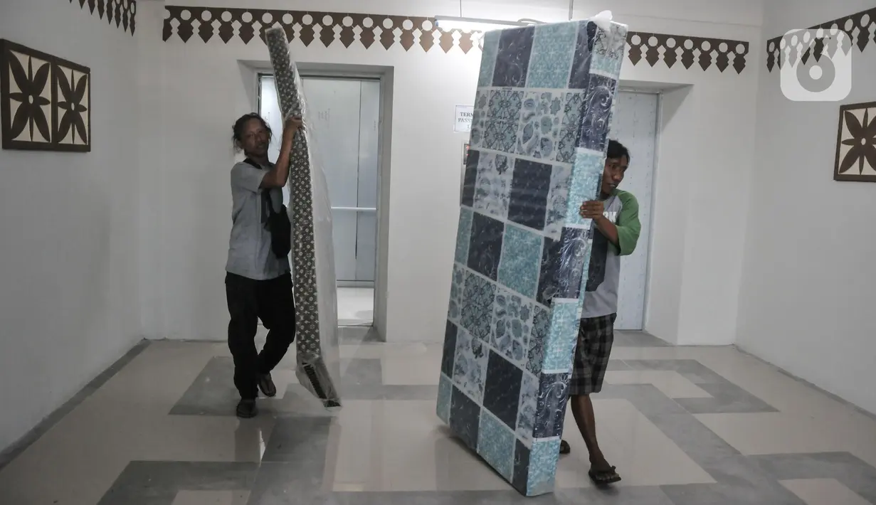Warga membawa kasur saat direlokasi ke Rusun Cipinang Besar Utara, Jakarta Timur, Senin (23/5/2022). Nantinya, korban kebakaran akan menempati rusun tersebut selama tiga bulan secara gratis seiring menunggu permukiman rampung direvitalisasi. (merdeka.com/Iqbal S Nugroho)