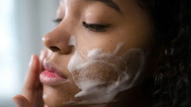 5. Lakukan Double Cleansing pada Malam Hari Saja