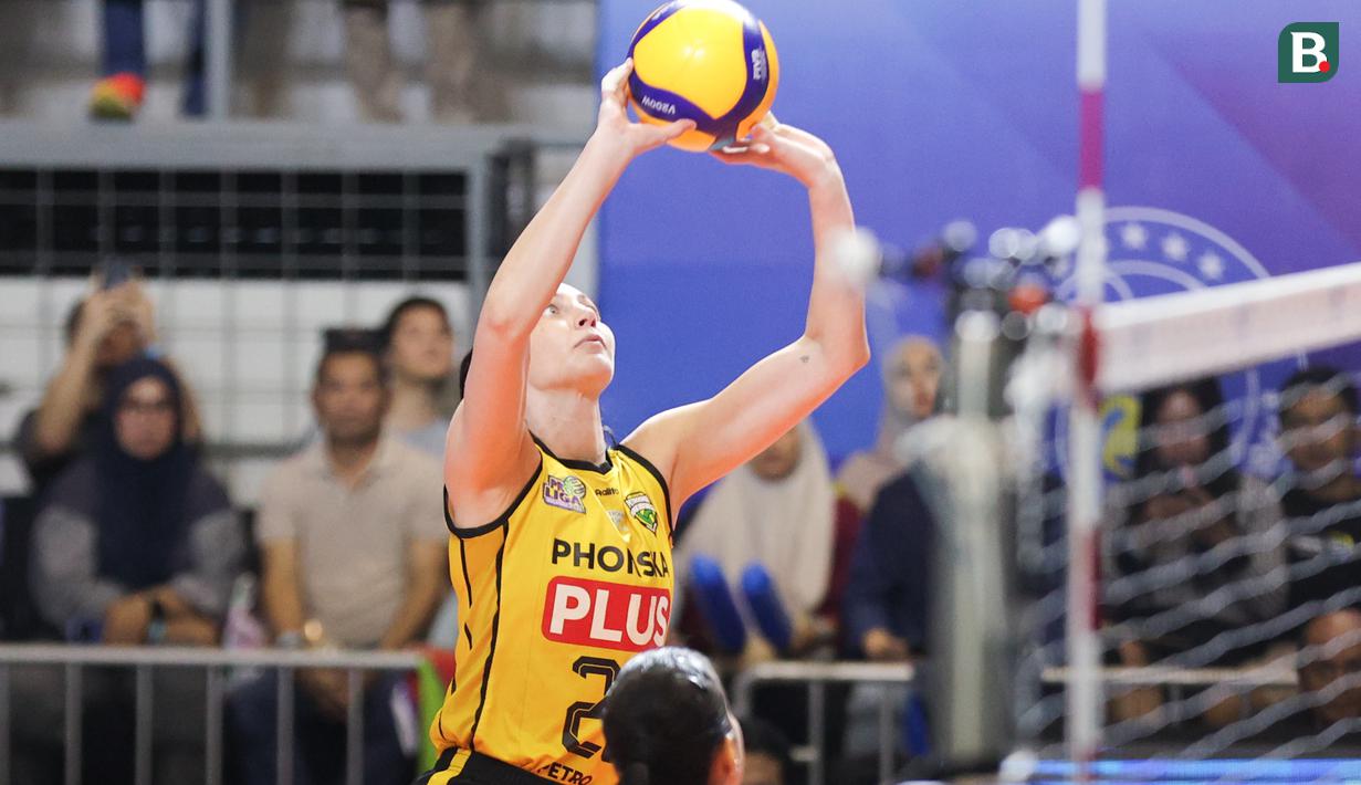 Pemain asing Gresik Phonska Plus, Annie Mitchem melakukan pukulan bola ke arah permainan Jakarta Pertamina Enduro pada laga seri lima putaran kedua di GOR Candradimuka Padepokan Voli Jenderal Polisi Kunarto, Sentul Bogor, Minggu (22/2/2026) malam WIB. (Bola.com/Abdul Aziz)