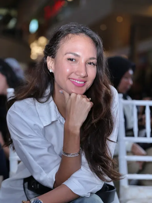 "Aku secara pribadi pasti pakenya yang simple, karena kebetulan kerjaanku kebanyakan outdoor," ujar Nadine Chandrawinata saat ditemui di kawasan Kasablanka, Jakarta Selatan, Kamis (19/7/2018).  (Adrian Putra/Bintang.com)
