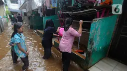 Banjir yang terjadi mulai tengah malam tadi (Senin dini hari) akibat luapan Sugai Ciliwing dan mulai surut menjelang siang hari. (merdeka.com/Arie Basuki)