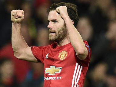 Gelandang Manchester United, Juan Mata, merayakan gol yang dicetaknya ke gawang FC Rostov pada laga Liga Europa pada Kamis (16/3/2017). MU lolos ke perempat final berkat unggul agregat 2-1 atas FC Rostov. (AFP/Oli Scarff)