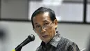 Tafsir Nurchamid membacakan pembelaannya sambil berdiri saat sidang di Pengadilan Tipikor. Pinggir mulut Tafsir terlihat berbuih saat membacakan pledoi, Jakarta, Rabu (19/11/2014). (Liputan6.com/Miftahul Hayat)