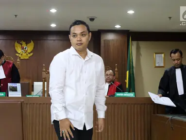 Eka Kamaludin usai menjalani sidang perdana di Pengadilan Tipikor, Jakarta, Kamis (20/9). Sidang beragendakan pembacaan dakwaan dari Jaksa Penuntut Umum KPK. (Liputan6.com/Helmi Fithriansyah)