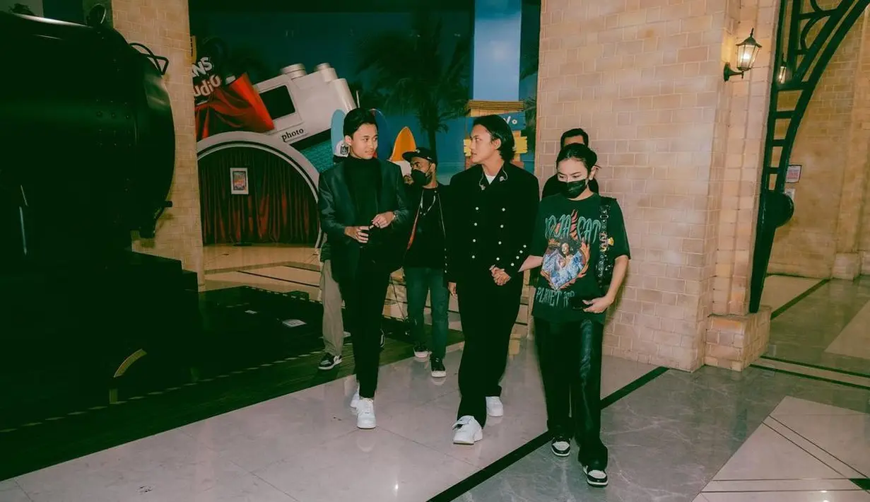 Rizky Febian didamping kekasihnya Mahalini dan sang adik Rizwan Fadilah berjalan bersama selama acara.  Di acara tersebut Rizky Febian sempat diprotes Rizwan karena terlalu sibuk dengan dunianya. Bahkan, Rizky Febian disebut sangat bucin dengan sang kekasih, Mahalini.
(Instagram/rizkyfbian)