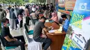<p>Sejumlah umat muslim antre untuk membayar zakat fitrah di Masjid Istiqlal, Jakarta, Jumat (29/4/2022). Panitia Zakat Masjid Istiqlal mulai membuka layanan pembayaran zakat fitrah dengan pembayaran senilai Rp 50 ribu atau 3,5 liter beras. (Liputan6.com/Faizal Fanani)</p>