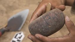 Seorang arkeolog bekerja di situs arkeologi Cajamarquilla, di mana enam mumi anak-anak ditemukan di Cajamarquilla, dekat Lima, Peru pada 13 Februari 2022. Menurut para arkeolog, mumi tersebut berusia antara 800 hingga 1.200 tahun. (Guadalupe Pardo / AFP)