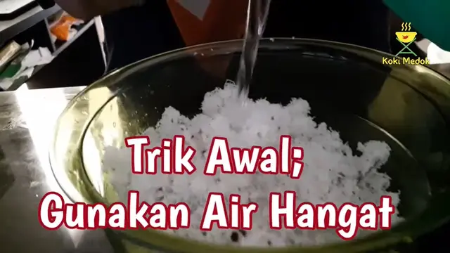 Bukan dengan Air Saja, Ini Cara Peras Santan Agar Banyak, Pekat dan Kental