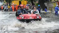  Warga dan pelajar dibantu mobil amfibi melewati genangan air di depan kampus UKRIDA, Jakarta, Selasa (21/1). Hujan deras sejak malam tadi, membuat sejumlah wilayah Jakarta tergenang air banjir. (Liputan6.com/Gempur M Surya)