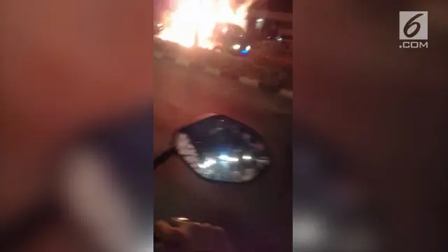 VIDEO: Mobil Pikap Terbakar di Jalanan Tangsel