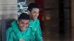 Mantan rekan setim di Arema Cronus, Beny Wahyudi dan Irsyad Maulana melepas rindu dengan bersenda gurau di hotel jelang laga melawan Malaysia. (Bola.com/Vitalis Yogi Trisna) 