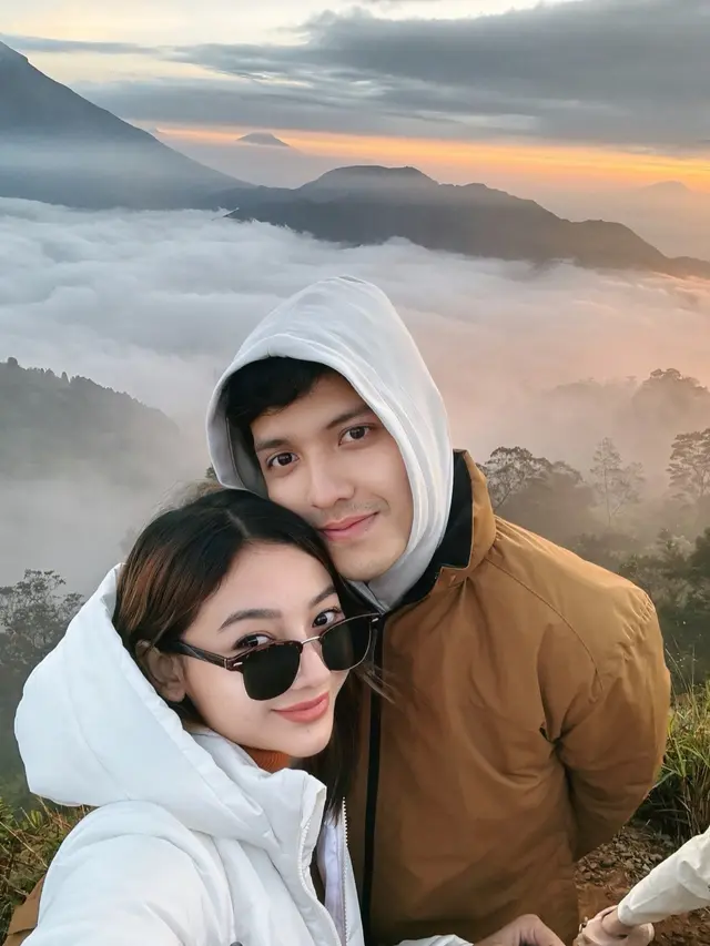 7 Potret Glenca Chysara dan Rendi Jhon Liburan ke Dieng, Nikmati Keindahan Sunrise