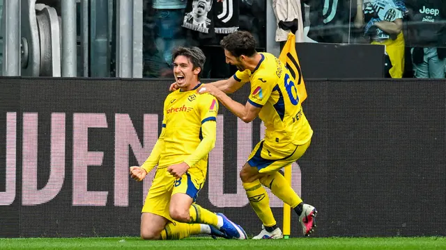 Pemain Hellas Verona Kieron Bowie merayakan gol