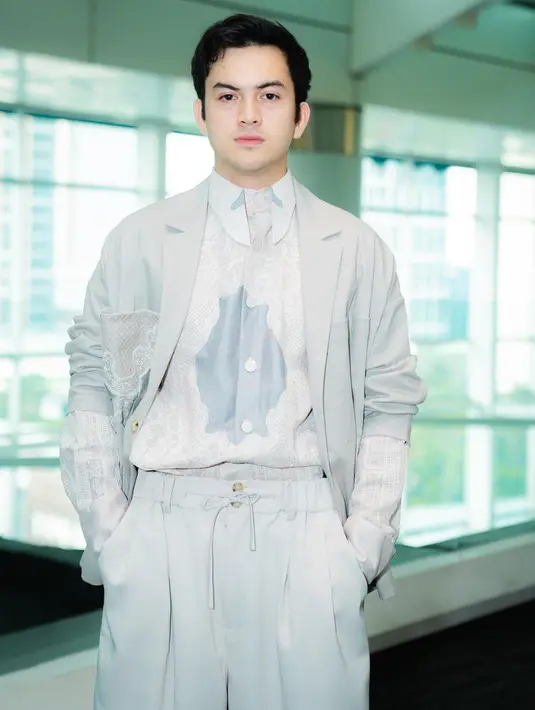Sementara Rizky Nazar mengenakan Kemeja Organza Bib-Front Yayi dipadu Cotton Oversize Outer dengan Yayi Pocket. @syifahadju/@rizkynazar20.