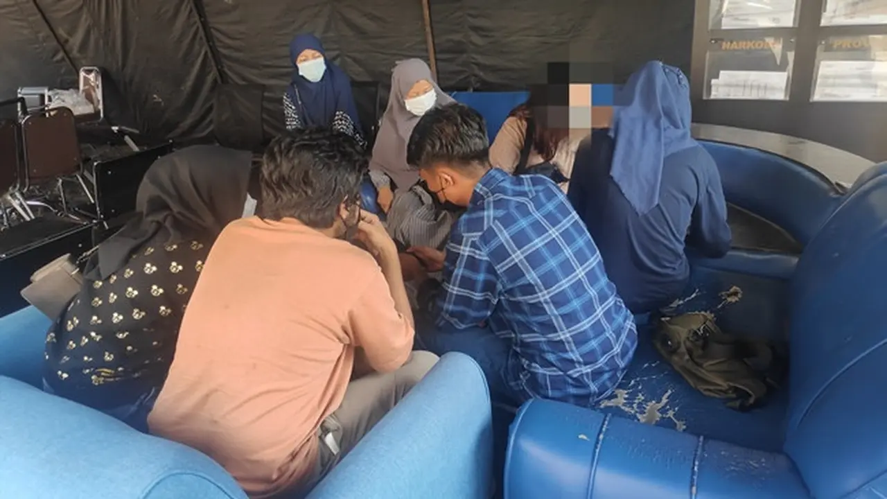 Mahasiswi Universitas Riau yang mengaku mendapat pelecehan seksual dari dosen saat melapor ke Polresta Pekanbaru.