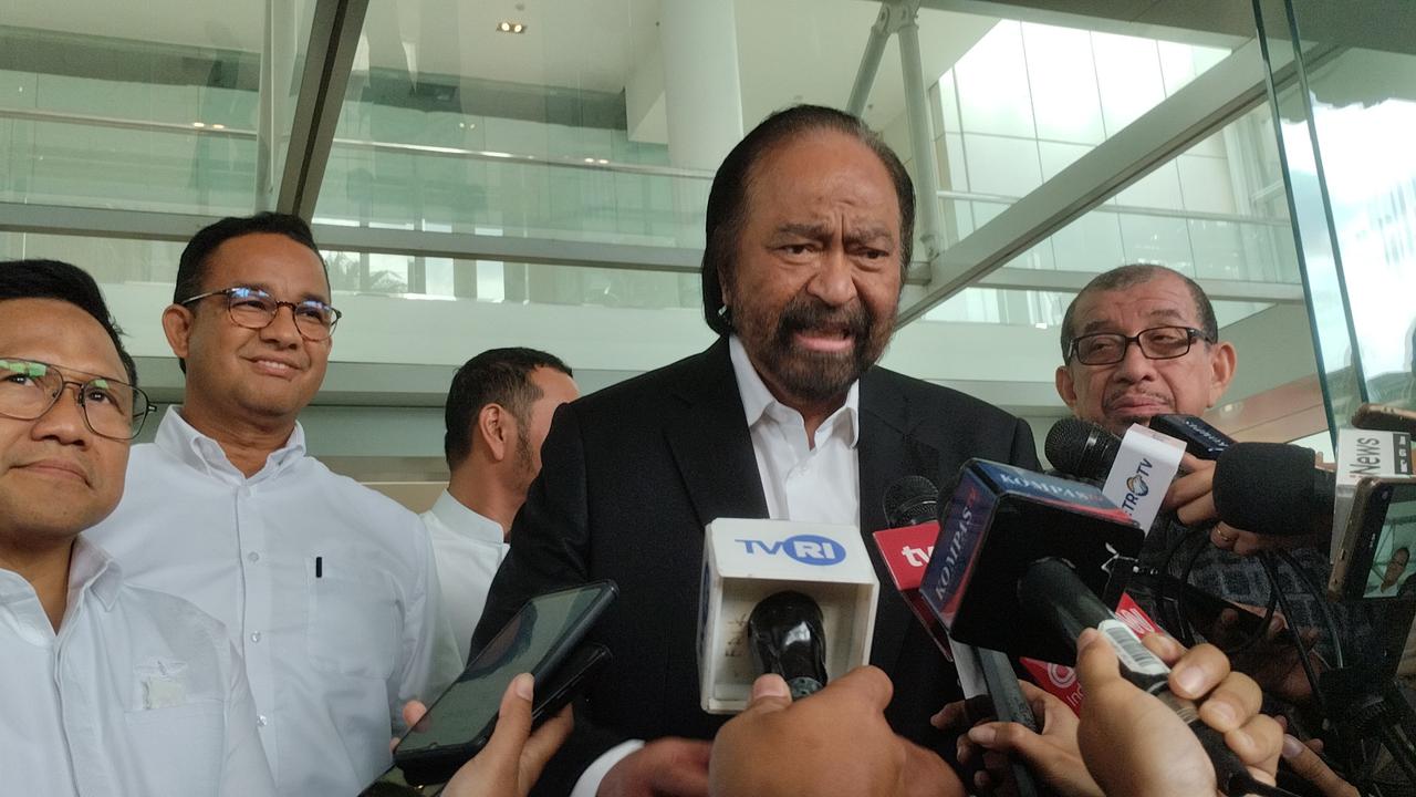 Ketua Umum Partai NasDem Surya Paloh usai pertemuan dengan calon presiden nomor urut satu Anies Baswedan dan dua ketua umum partai politik Koalisi Perubahan, PKS dan PKB di Wisma Nusantara, Jakarta Pusat, Jumat (23/2/2024). (Liputan6.com/Winda Nelfira)