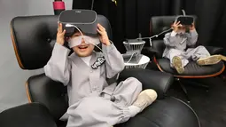 Dua anak lelaki bersiap menggunakan perangkat Virtual Reality (VR) sebelum mencoba layanan 5G di tempat pengalaman LG UPlus 5G di Seoul, Korea Selatan (7/5/ 2019). Perayaan ulang tahun Buddha akan jatuh pada 12 Mei mendatang. (AP Photo/Ahn Young-joon)