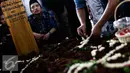 Suasana saat prosesi pemakaman Alm Husni Kamil Malik  di TPU Jeruk Purut, Jakarta, Rabu (8/7). Husni Kamil Manik meninggal semalam saat menjalani perawatan di RS Pusat Pertamina. Husni meninggal di usia ke-41. (Liputan6.com/Faizal Fanani)