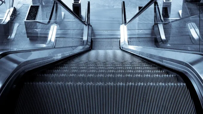 Jangan Gesek Kakimu Pada Sikat Eskalator, Nanti Tertelan!