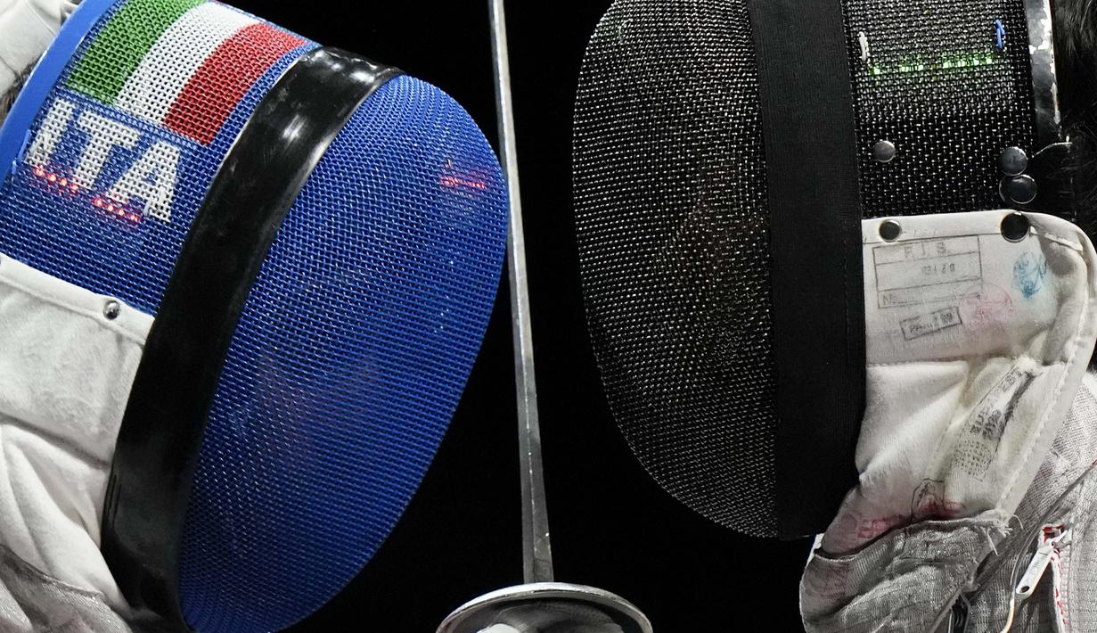 Atlet anggar asal Jepang Takahiro Shikine (kanan) dan Daniele Garozzo dari Italia berlomba dalam semifinal foil individu putra Olimpiade Tokyo 2020, Senin (26/7/2021). (Foto: AP/Andrew Medichini)