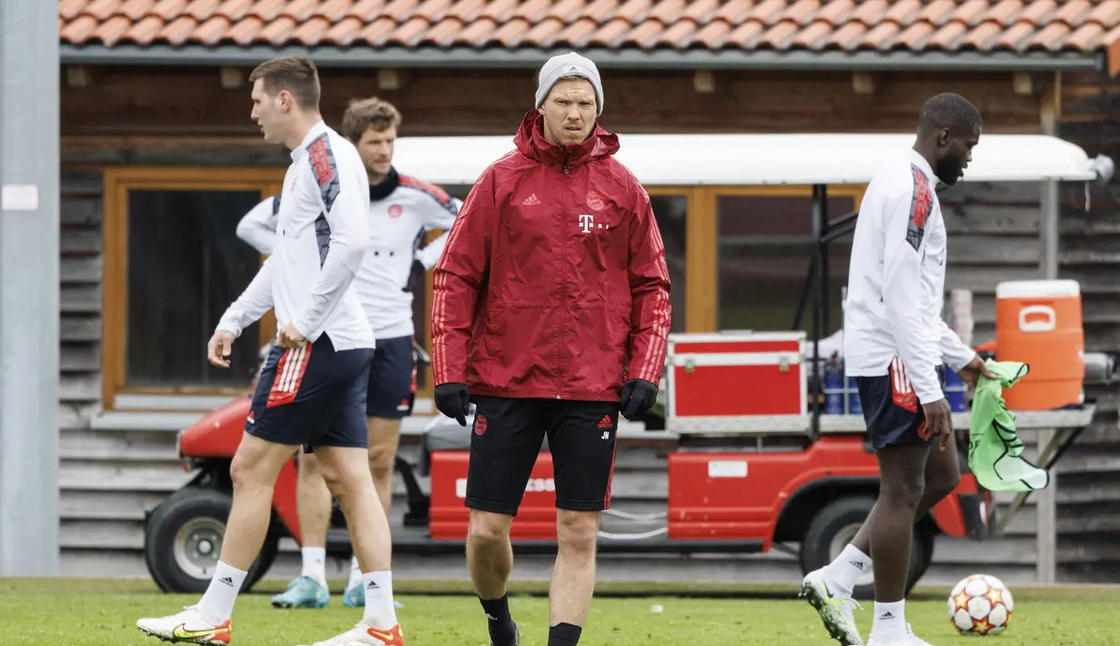 Pelatih Bayern Munchen, Julian Nagelsmann memimpin sesi latihan di Munich, Jerman, Selasa (5/4/2022). Bayern Munchen akan bertanding melawan Villarreal pada leg pertama perempat final Liga Champions di Estadio de la Ceramica, Spanyol. (Matthias Balk/dpa via AP)