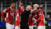 Wasit Szymon Marciniak asal Polandia, mengusir bek AC Milan, Theo Hernandez, setelah memberinya kartu kuning kedua saat menghadapi Feyenoord dalam laga leg kedua play-off 16 besar Liga Champions 2024/2025 di San Siro, Rabu (19/2/2025) dini hari WIB. (Piero CRUCIATTI / AFP)
