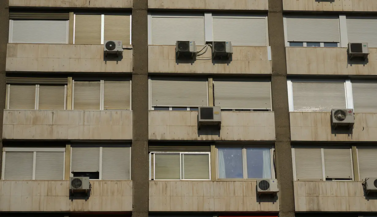 Jendela jendela apartemen ditutup untuk menahan panas selama cuaca panas di Madrid, Spanyol, Rabu (13/7/2022). Para pakar meteorologi mengatakan massa udara yang terlalu panas dan angin hangat dari Afrika mendorong suhu di kawasan Semenanjung Iberia naik melebihi suhu biasanya. (AP Photo/Paul White)
