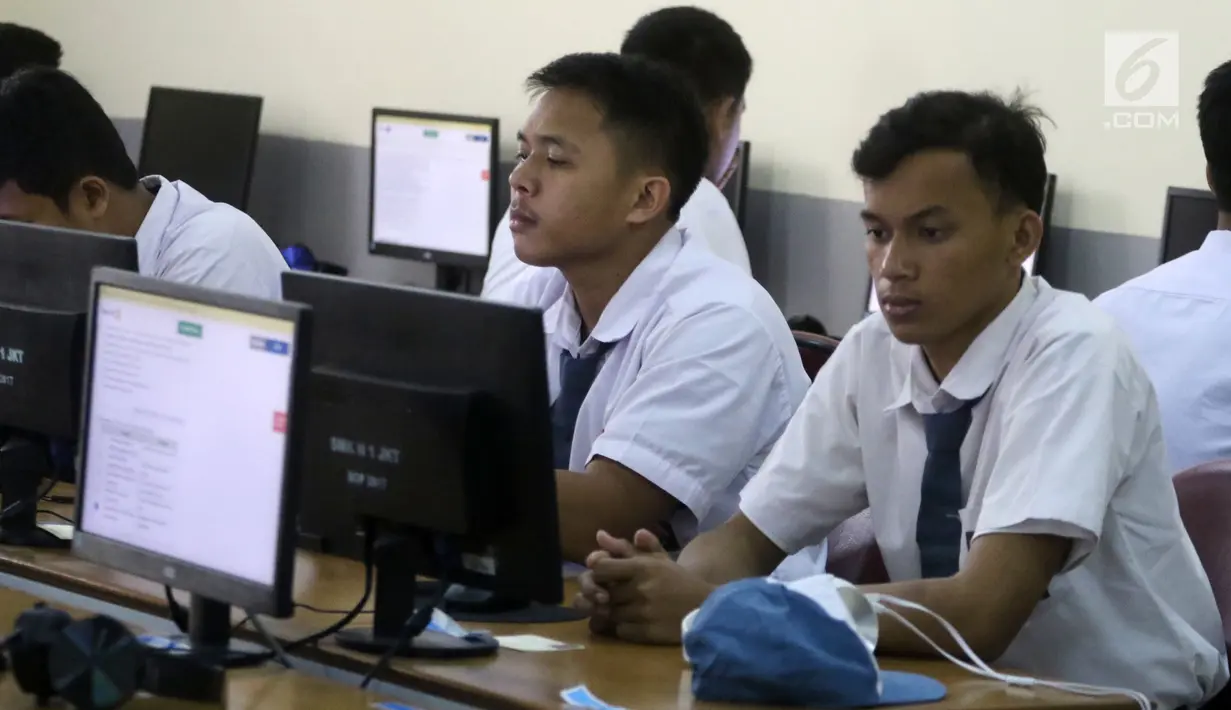 Pelajar mengikuti Ujian Nasional Berbasis Komputer (UNBK) di SMK Negeri 1, Jakarta, Senin (2/4). Data Dinas Pendidikan DKI, secara keseluruhan jumlah yang menggelar UNBK terdiri dari 5.784 sekolah dan diikuti 443.768 peserta. (Liputan6.com/Arya Manggala)